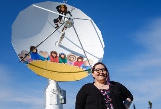 L’artiste inuvialuite Sheree McLeod devant l’antenne ICAN-1 de RNCan